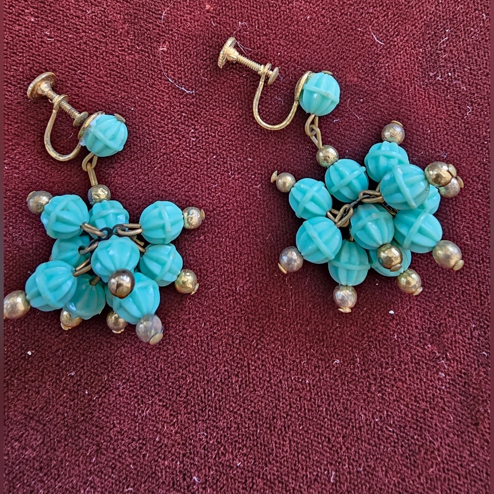 GUC Vintage Dangle/Drop Goldtone Faux Turquoise Bead Cluster Screw Back Earrings